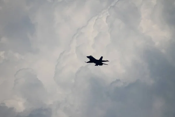 Низький Кут Пострілу Літака Летить Повітрі Під Красивими Пухнастими Хмарами — стокове фото