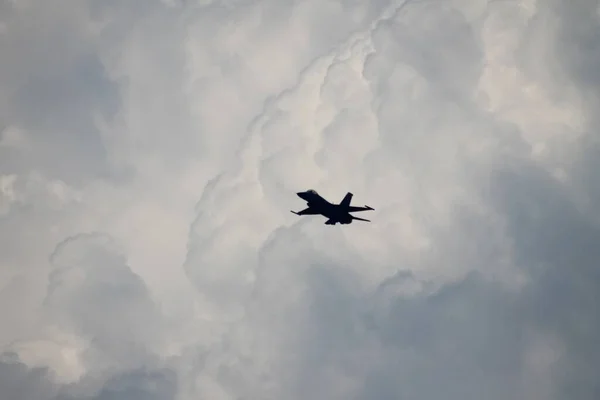 Low Angle Shot Airplane Flying Air Beautiful Fluffy Clouds — Stock Photo, Image