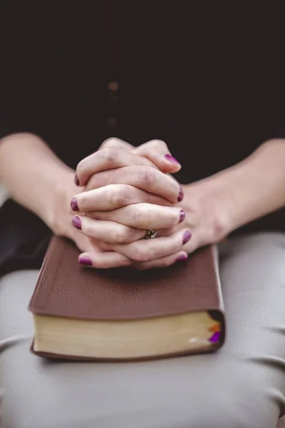 Uma Mulher Sentada Com Mão Junto Livro Seu Colo — Fotografia de Stock