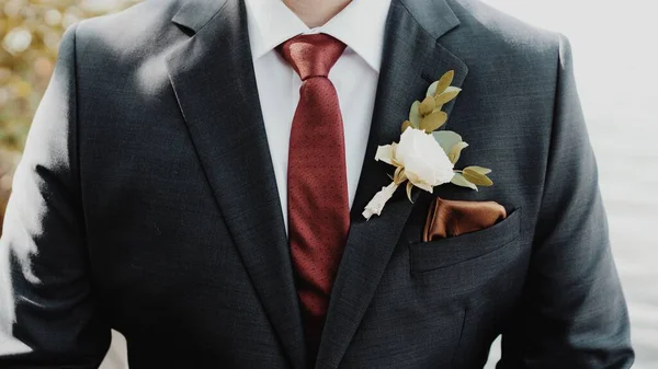 Vacker Bild Brudgummen Med Vit Blomma Kostym — Stockfoto