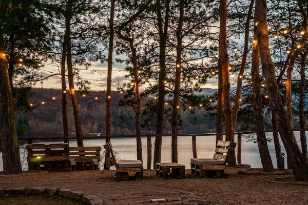 Les Bancs Bois Près Des Arbres Illuminés Près Beau Lac — Photo