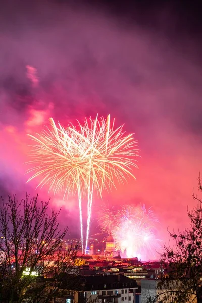 Eine Vertikale Aufnahme Von Buntem Feuerwerk Über Einer Stadt Mit — Stockfoto