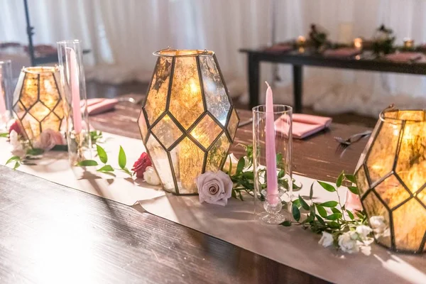 Gros Plan Lampes Élégantes Bougies Fleurs Sur Une Table Bois — Photo