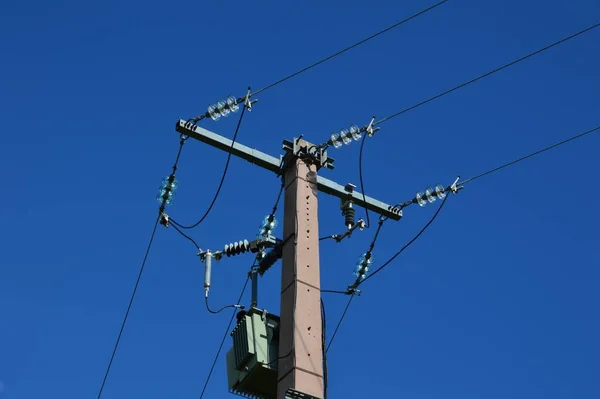 Nízký Úhel Záběru Elektrického Vedení Pod Modrou Oblohou — Stock fotografie