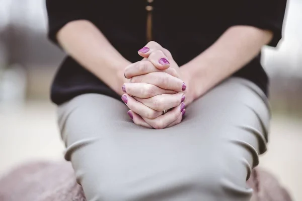 Uma Mulher Sentada Com Mãos Juntas Colo Enquanto Reza — Fotografia de Stock