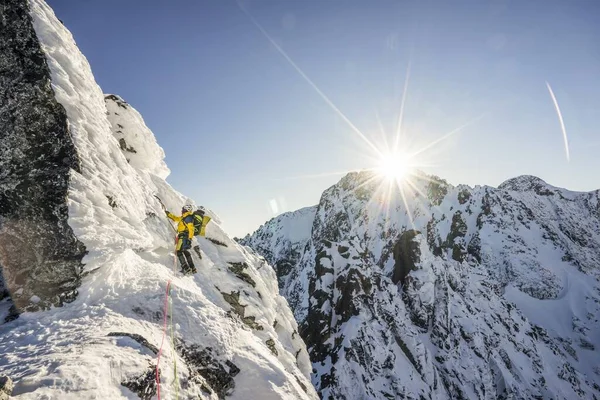 Χειμερινή Ακραία Ορειβασία Και Αλπινισμός Αλπικές Κορυφές Ηλιοβασίλεμα Πάνω Από — Φωτογραφία Αρχείου