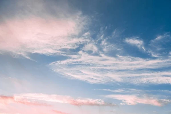 Hermoso Cielo Azul Con Unas Pocas Nubes Atardecer Perfecto Para — Foto de Stock