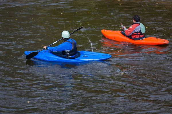 在弗雷斯维尔附近的Youghiogheny河畔拍摄的乘坐蓝色和橙色船只的皮划艇特写镜头 — 图库照片