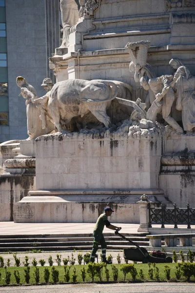 Ένα Κάθετο Πλάνο Ενός Κηπουρού Που Δούλευε Στο Γρασίδι Ένα — Φωτογραφία Αρχείου