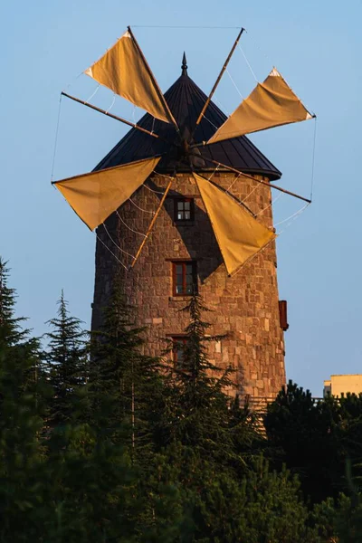 Eine Schöne Vertikale Aufnahme Einer Großen Windmühle Perfekt Für Den — Stockfoto