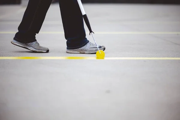 Veduta Una Persona Che Ridipinge Linee Parcheggio Dell Asfalto Parcheggio — Foto Stock