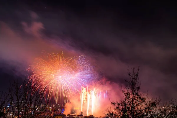 Belo Tiro Fogos Artifício Coloridos Acima Uma Cidade Com Luzes — Fotografia de Stock