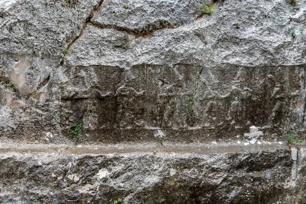 Μια Παλιά Λαξευμένη Πέτρα Αρχαίες Μορφές Προσώπων Και Πινακίδες Χετταίων — Φωτογραφία Αρχείου