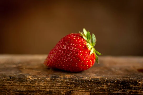 Ein Schöner Schuss Der Frischen Saftigen Erdbeeren Auf Einer Holzoberfläche — Stockfoto