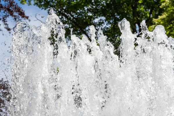 Das Plätschernde Wasser Des Brunnens Und Die Grünen Bäume Hintergrund — Stockfoto