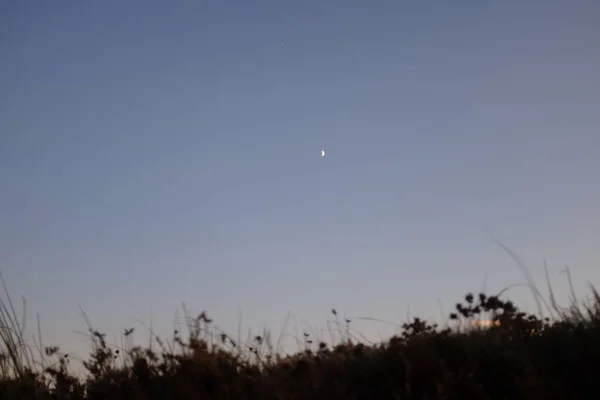Tiro Seletivo Foco Uma Meia Lua Minúscula Céu — Fotografia de Stock