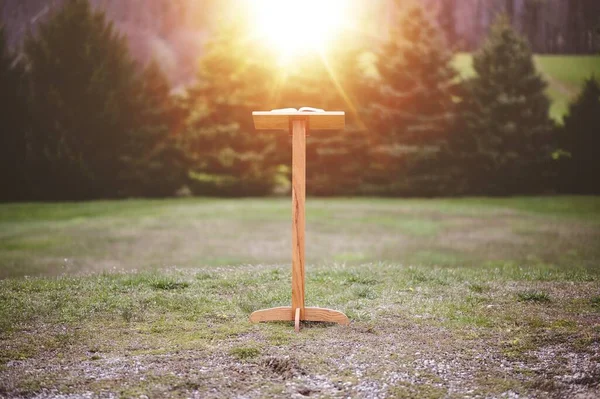 Tribuno Pódio Com Bíblia Parque Luz Solar Brilhante Fundo — Fotografia de Stock