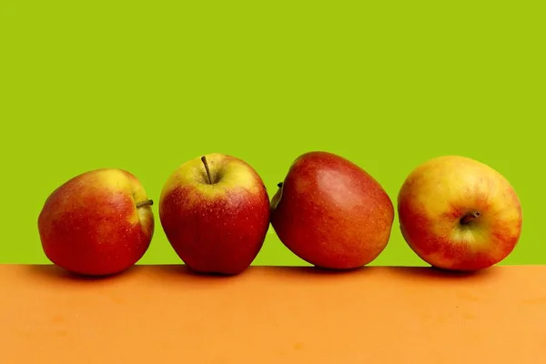 Die Frischen Gelben Und Roten Äpfel Isoliert Auf Grünem Hintergrund — Stockfoto