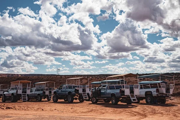 Los Camiones Safari Desierto Capturados Bajo Las Hermosas Nubes Cielo — Foto de Stock