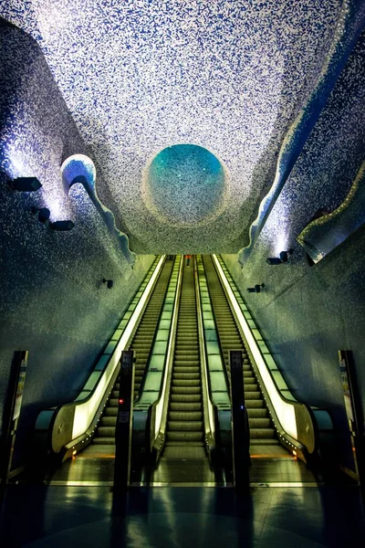 Plan Vertical Escalator Avec Une Belle Conception Artistique Plafond Station — Photo