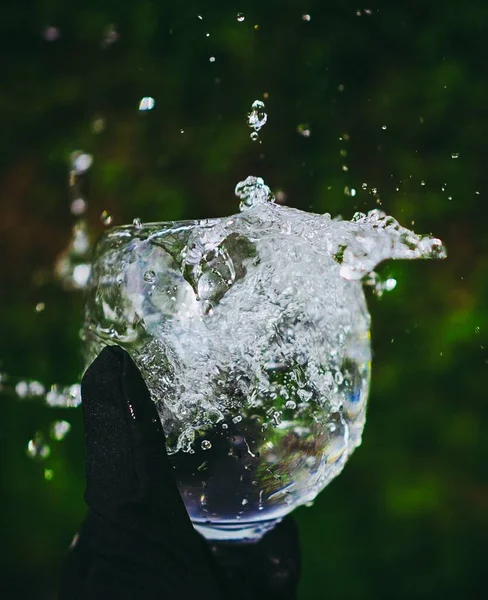 Beau Cliché Main Tenant Verre Eau Douce Avec Une Éclaboussure — Photo