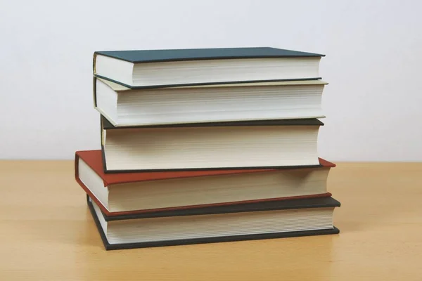 Una Hermosa Toma Los Libros Uno Encima Del Otro Mesa — Foto de Stock