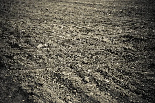 用深色沙子拍摄的陆地纹理的高角照片 — 图库照片