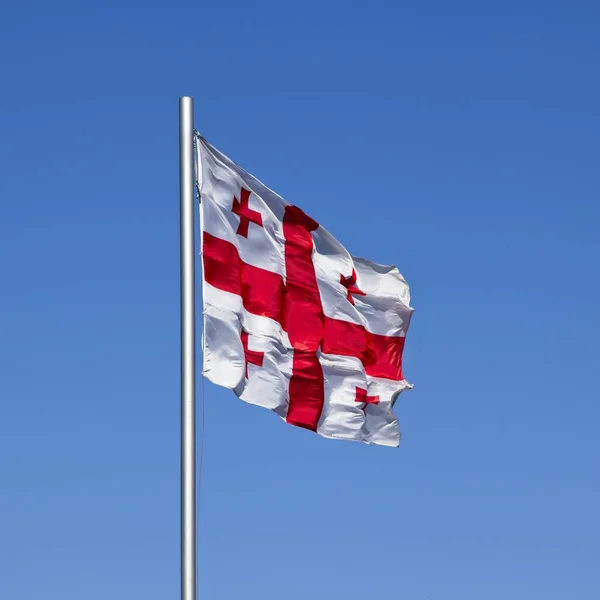Грузинский Флаг Размахивающий Фоне Голубого Неба — стоковое фото