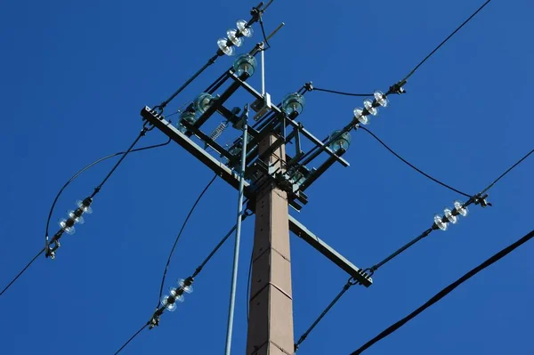 Низкоугольный Снимок Воздушных Линий Электропередач Голубым Небом — стоковое фото