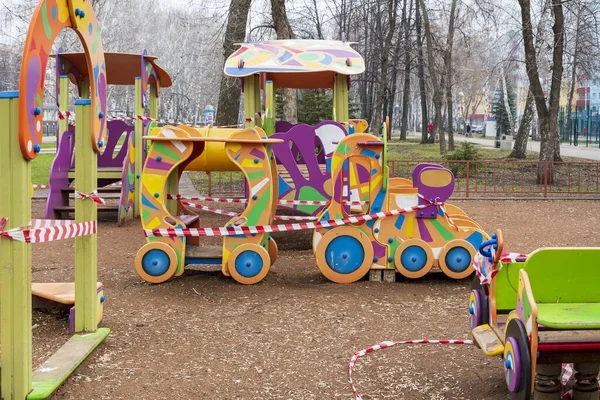 Une Vue Parc Avec Équipement Coloré Qui Été Fermé Raison — Photo