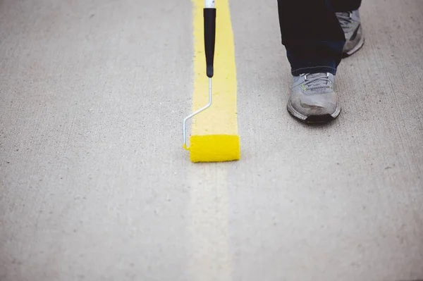 Veduta Una Persona Che Ridipinge Linee Parcheggio Dell Asfalto Parcheggio — Foto Stock