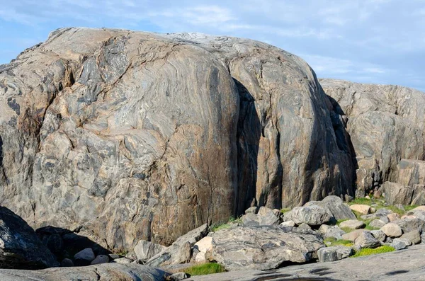 青い空の下 海岸近くの石の美しいショット — ストック写真