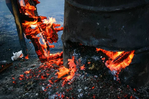 Een Verticaal Schot Van Brandend Afval Een Roestige Ijzeren Metalen — Stockfoto