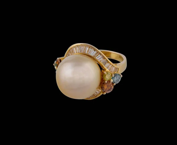 一只带珍珠的戒指在黑色背景上被隔离的特写镜头 — 图库照片