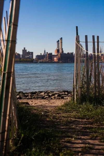 Kustlijn Van Een Meer Gebouwen Overdag — Stockfoto