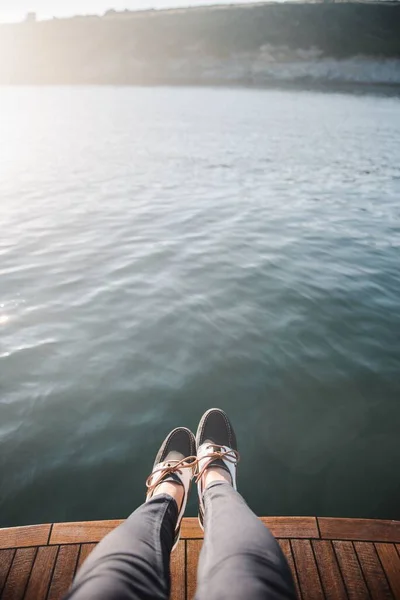Ноги Людини Човні Пливе Морі Вдень — стокове фото