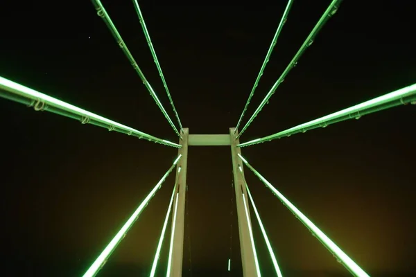 Eine Flache Aufnahme Einer Grün Beleuchteten Brücke — Stockfoto