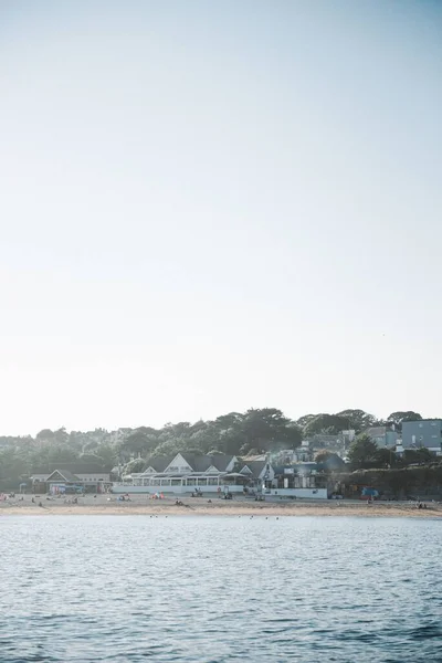 Een Prachtig Landschap Van Witte Appartementen Aan Waterkant Onder Een — Stockfoto