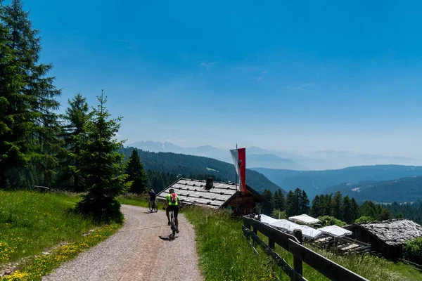 Δύο Ποδηλάτες Βουνού Ένα Ορεινό Μονοπάτι Γραφική Θέα Μια Ηλιόλουστη — Φωτογραφία Αρχείου