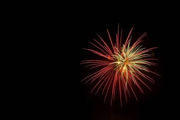 Ein Schöner Schuss Feuerwerk Das Den Himmel Mit Einem Blendenden — Stockfoto