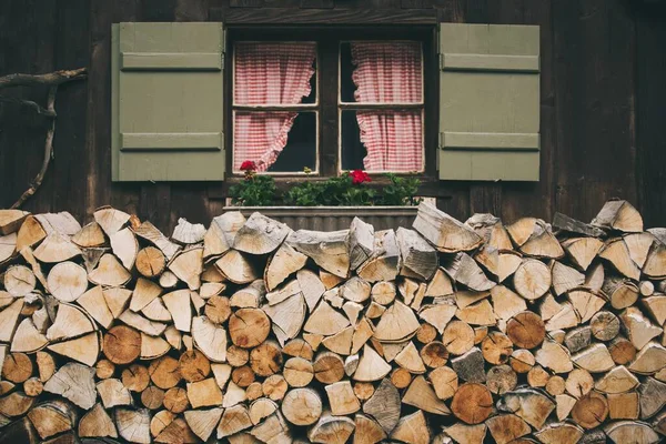 Legna Ardere Accatastata Fronte Una Capanna Legno Nelle Alpi Bavaresi — Foto Stock