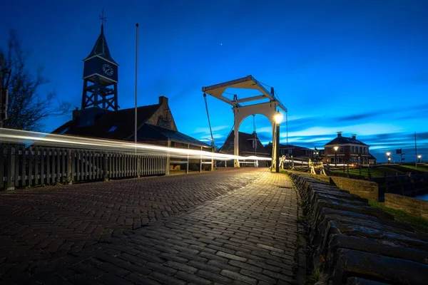 Een Kasseien Straat Met Een Klok Toren Avond Shot Met — Stockfoto