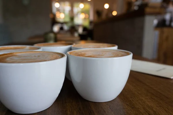Les Tasses Avec Des Cappuccinos Sur Une Table Bois Dans — Photo