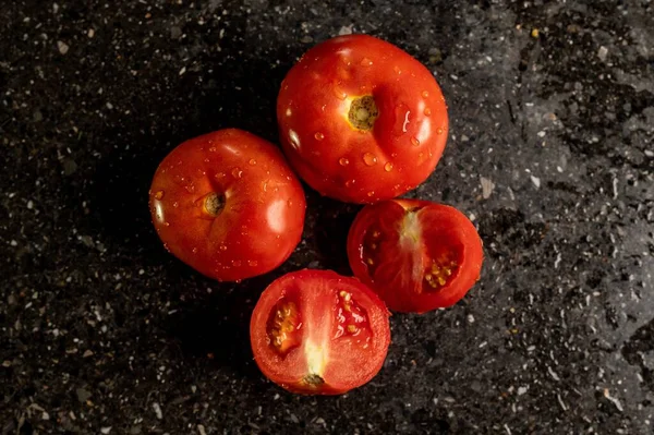 Ein Blick Auf Frische Reife Tomaten Mit Wassertropfen Auf Einer — Stockfoto