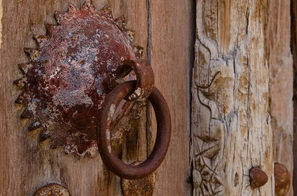 Gros Plan Poignée Rouillée Installée Sur Une Porte Bois — Photo