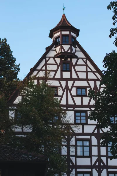 Typický Německý Dům Nachází Norimberku Dřevěnými Trámy Stromy — Stock fotografie