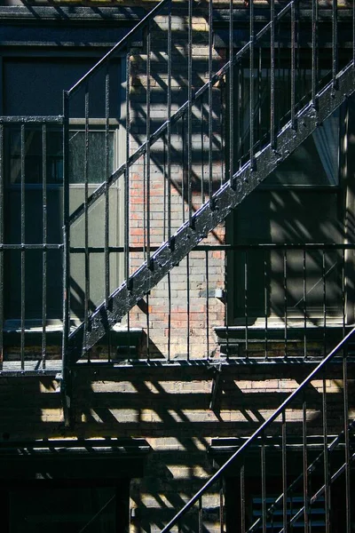 Tiro Vertical Escadas Ferro Metálico Sob Uma Luz Solar — Fotografia de Stock