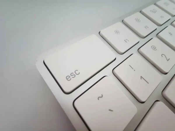 グレーの背景にノートパソコンのキーボードのクローズアップショット — ストック写真
