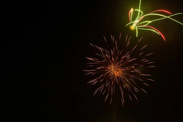 Egy Gyönyörű Tűzijáték Ami Vakító Kijelzővel Világítja Meg Eget — Stock Fotó