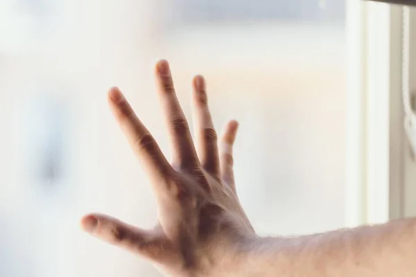 Mão Masculina Quarto Escuro Pressionada Contra Uma Janela Brilhante Perfeito — Fotografia de Stock